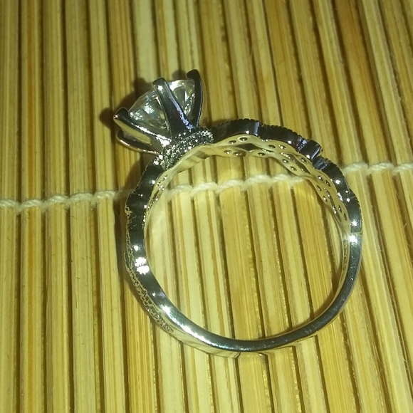 Gorgeous 925 Sterling Silver Cubic Zirconia Ring - Picture 4 of 6